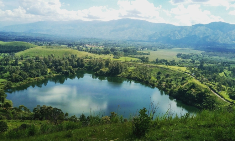 Lake Nyamiteza Fort Portal - Birdwatcher, Nature Walks & Crater Lake Adventures